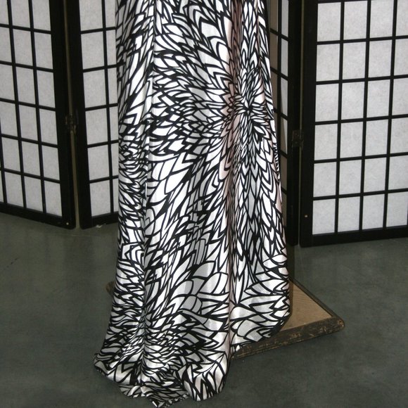 Backless Gown with Sequins details - Picture 6 of 6